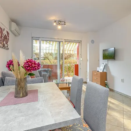 Percic With Shared Pool Apartment
