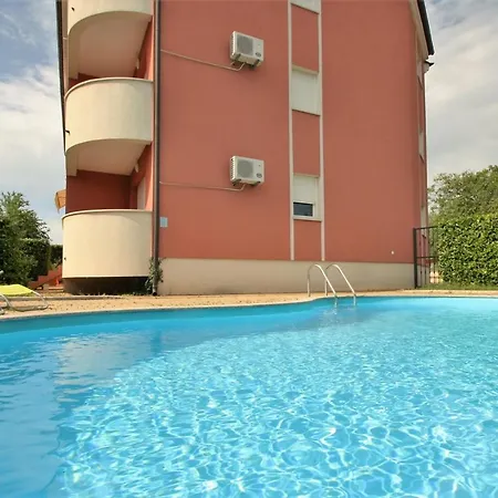 Apartamento Percic With Shared Pool